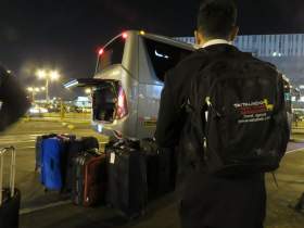 aqui los guias de taitalindo esperando a los pasajeros y subiendo el equipaje al bus